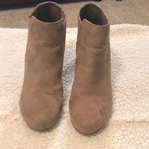 Light brown/tan booties